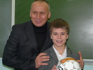 Мяч от Главы города получил самый знаменитый семиклассник Твери
