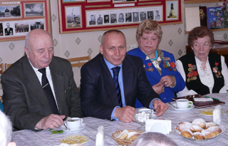 Бабичев и ветераны клубов «Фронтовичка» и «Калининские партизаны».