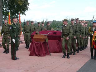 Перезахоронение Мигалово 02,09,2015 они до смертного часа оставались солдатами_07.jpg
